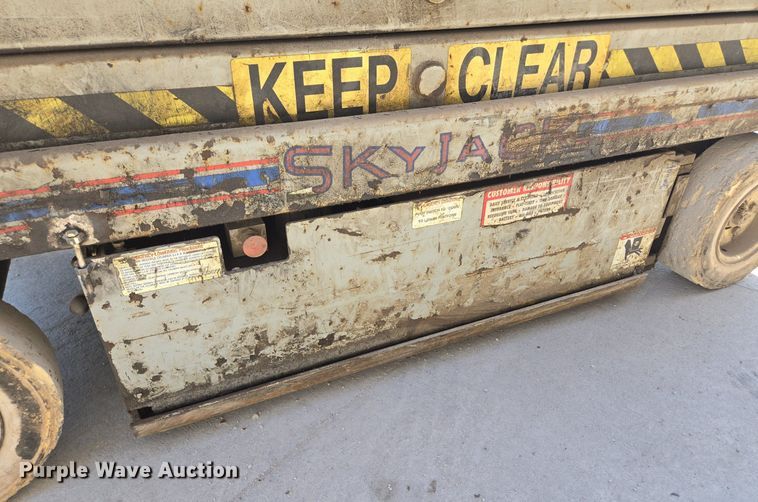 image for item DT7752 1999 Sky Jack SJIII-4626 scissor lift
