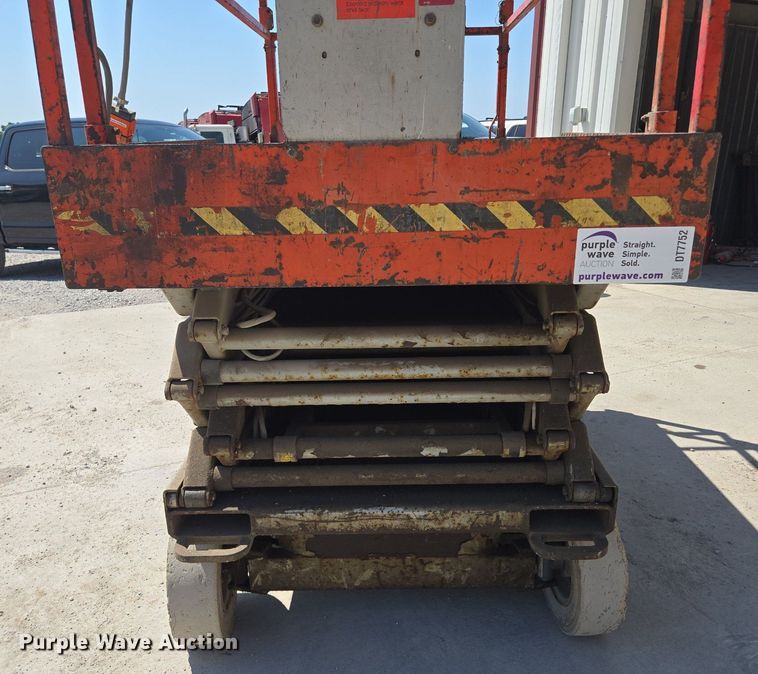 image for item DT7752 1999 Sky Jack SJIII-4626 scissor lift