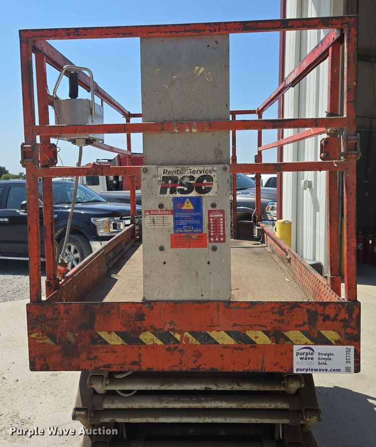 image for item DT7752 1999 Sky Jack SJIII-4626 scissor lift