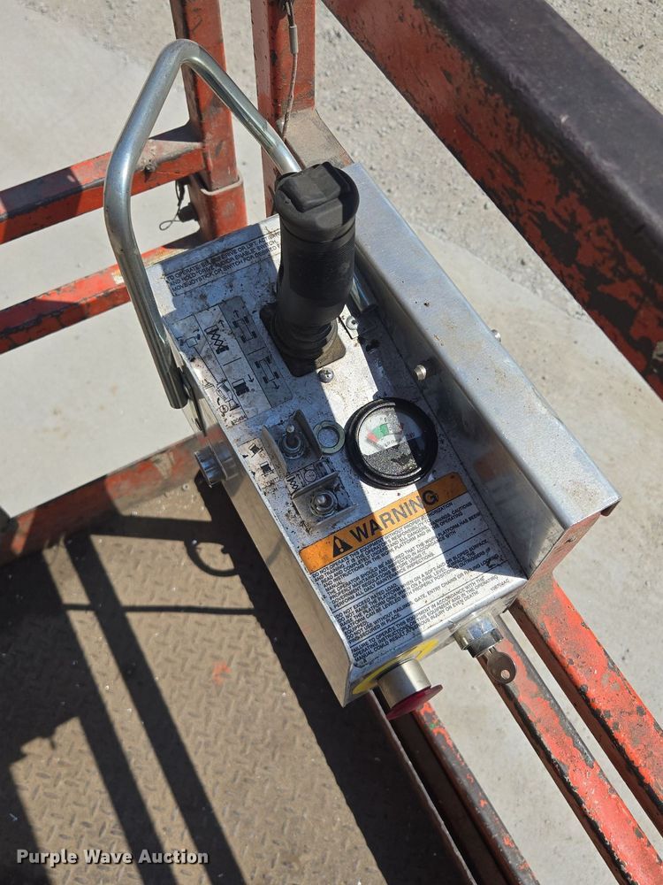 image for item DT7752 1999 Sky Jack SJIII-4626 scissor lift