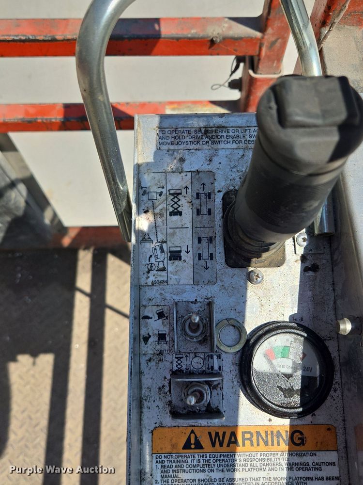 image for item DT7752 1999 Sky Jack SJIII-4626 scissor lift