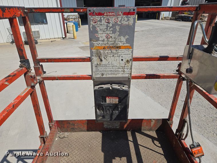 image for item DT7752 1999 Sky Jack SJIII-4626 scissor lift