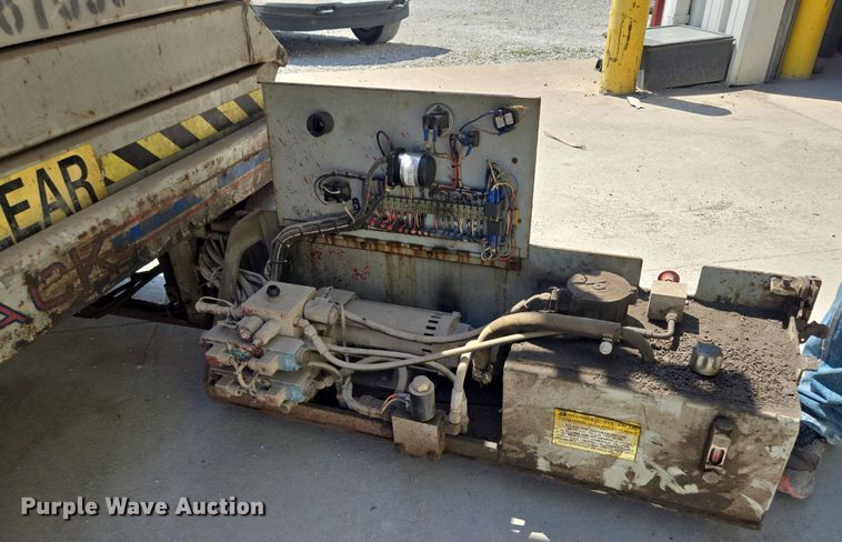 image for item DT7752 1999 Sky Jack SJIII-4626 scissor lift