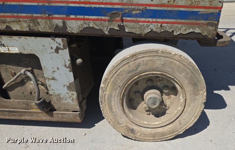 image for item DT7752 1999 Sky Jack SJIII-4626 scissor lift