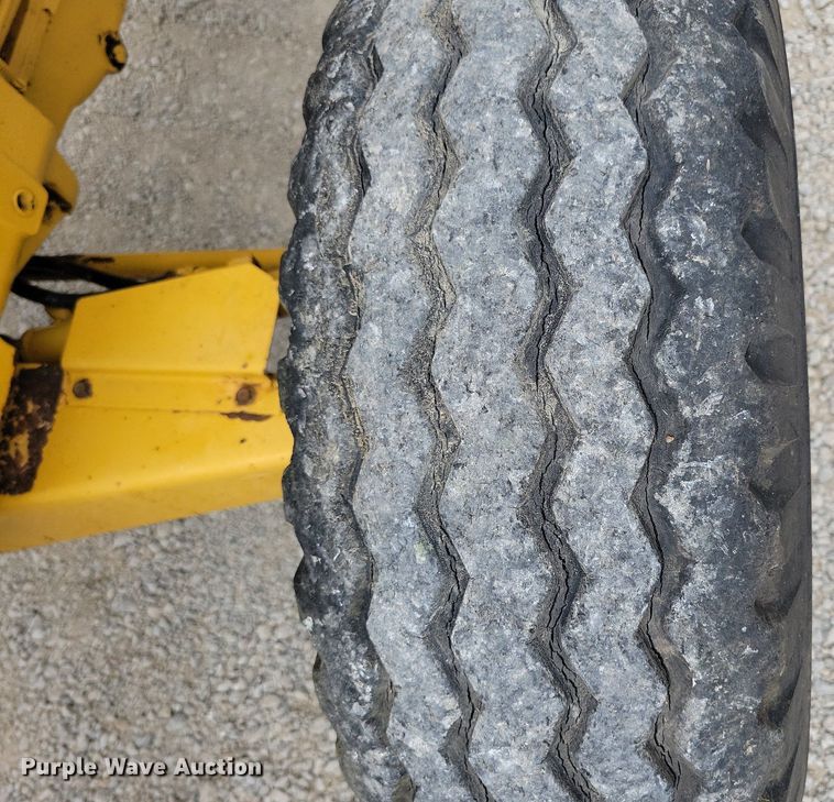 image for item DW2252 1987 Ford 345D landscape tractor