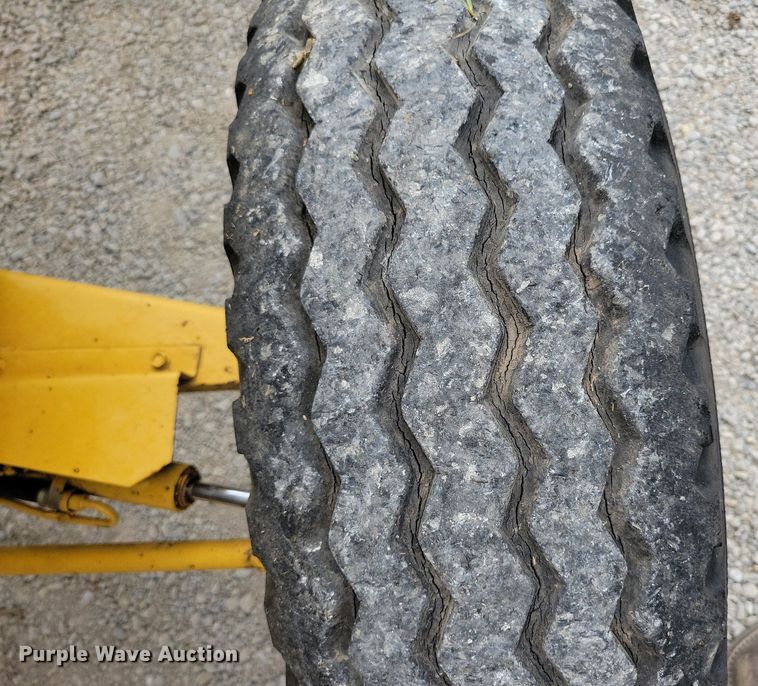 image for item DW2252 1987 Ford 345D landscape tractor