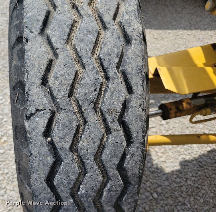 image for item DW2253 1985 Ford 345D landscape tractor