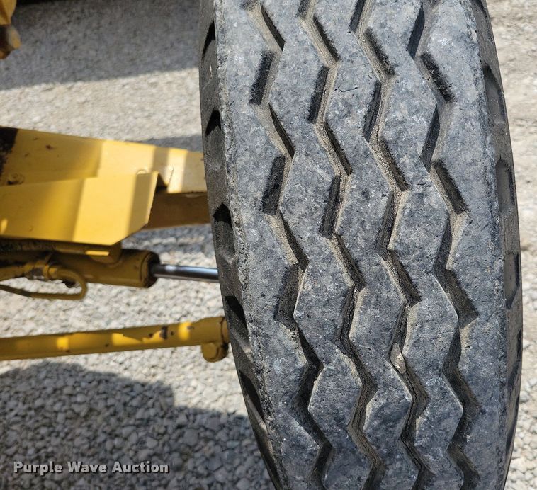 image for item DW2253 1985 Ford 345D landscape tractor