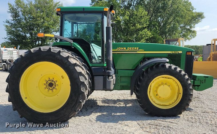 image for item DW2258 2000 John Deere 8410 MFWD tractor