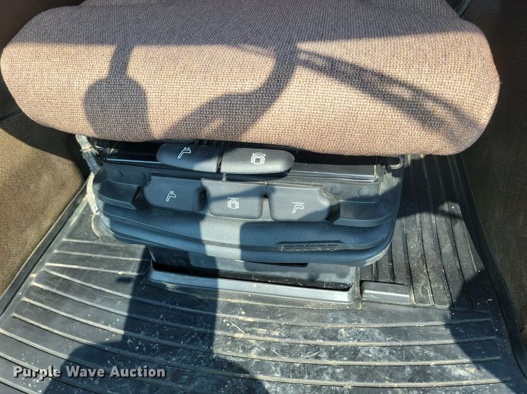 image for item DW2258 2000 John Deere 8410 MFWD tractor