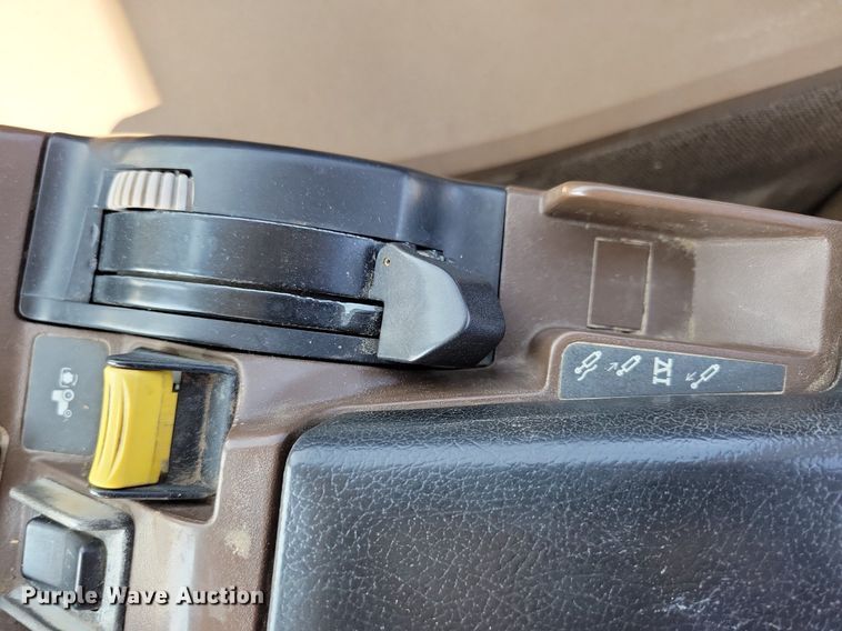 image for item DW2258 2000 John Deere 8410 MFWD tractor