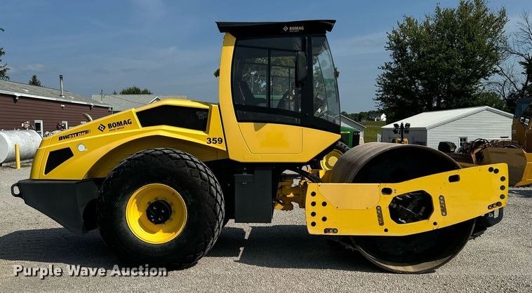 image for item DW2267 2017 Bomag BW211DH single drum vibratory roller