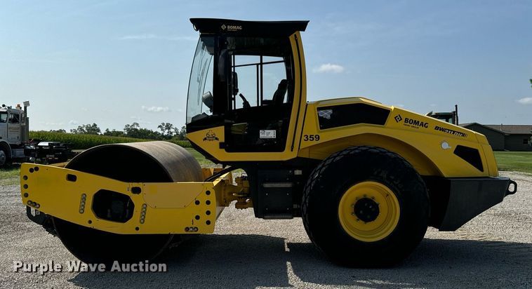 image for item DW2267 2017 Bomag BW211DH single drum vibratory roller