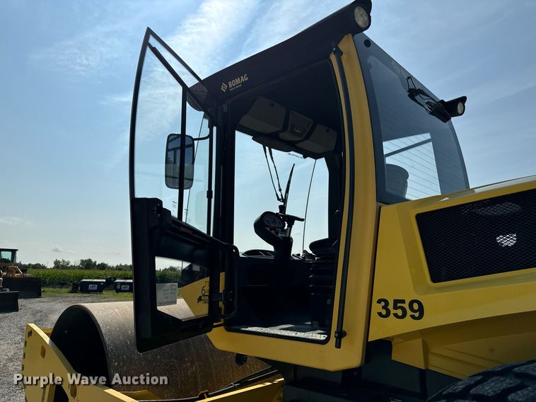 image for item DW2267 2017 Bomag BW211DH single drum vibratory roller