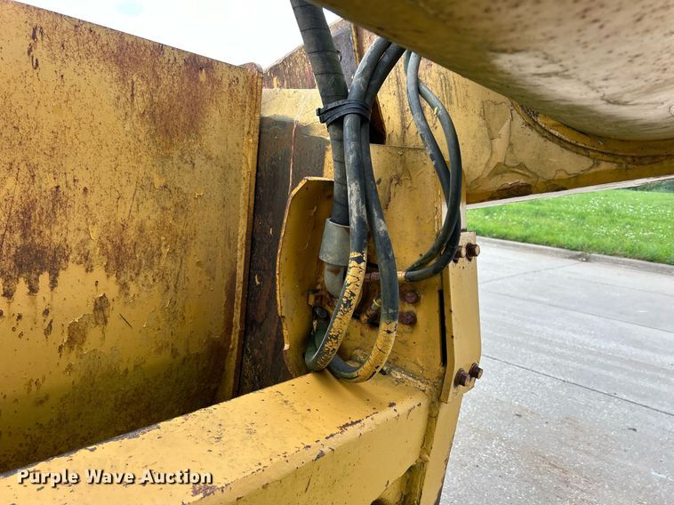 image for item DW2272 1973 Caterpillar  627 conventional scraper 