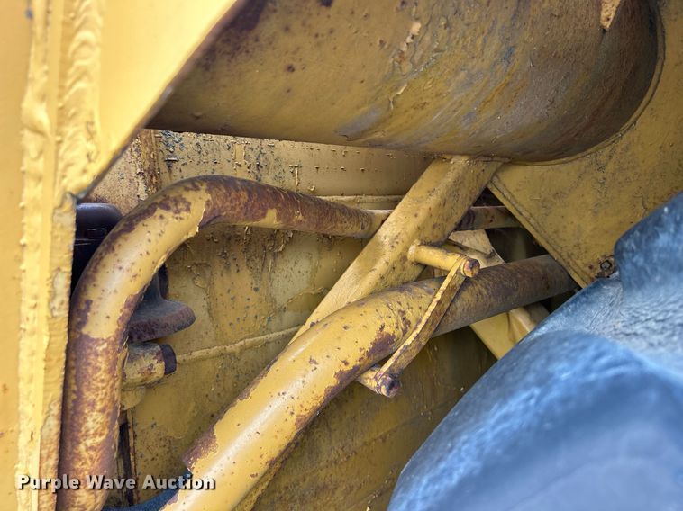 image for item DW2272 1973 Caterpillar  627 conventional scraper 