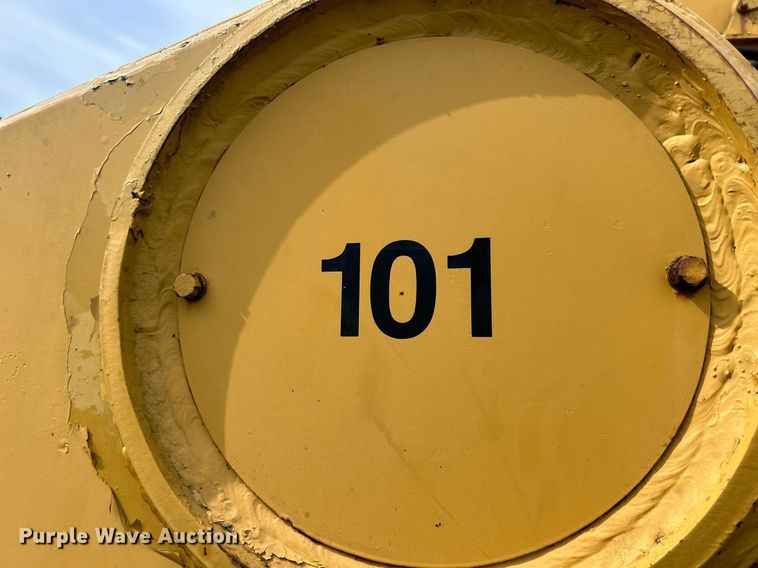 image for item DW2272 1973 Caterpillar  627 conventional scraper 