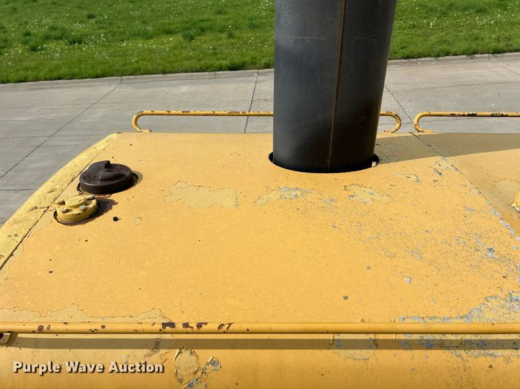 image for item DW2272 1973 Caterpillar  627 conventional scraper 