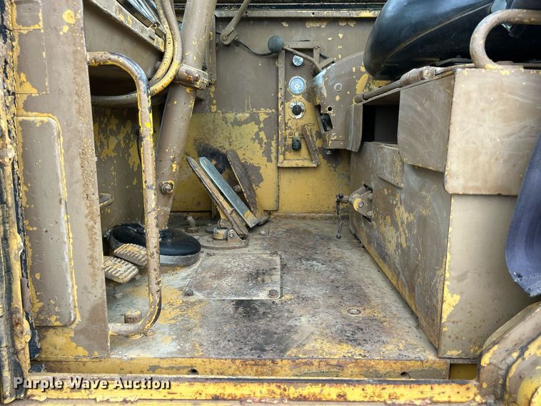 image for item DW2272 1973 Caterpillar  627 conventional scraper 