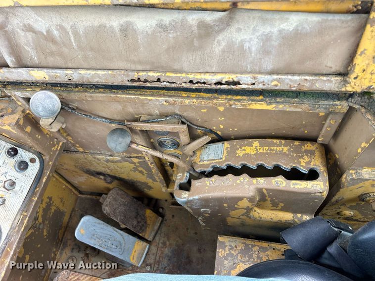 image for item DW2272 1973 Caterpillar  627 conventional scraper 