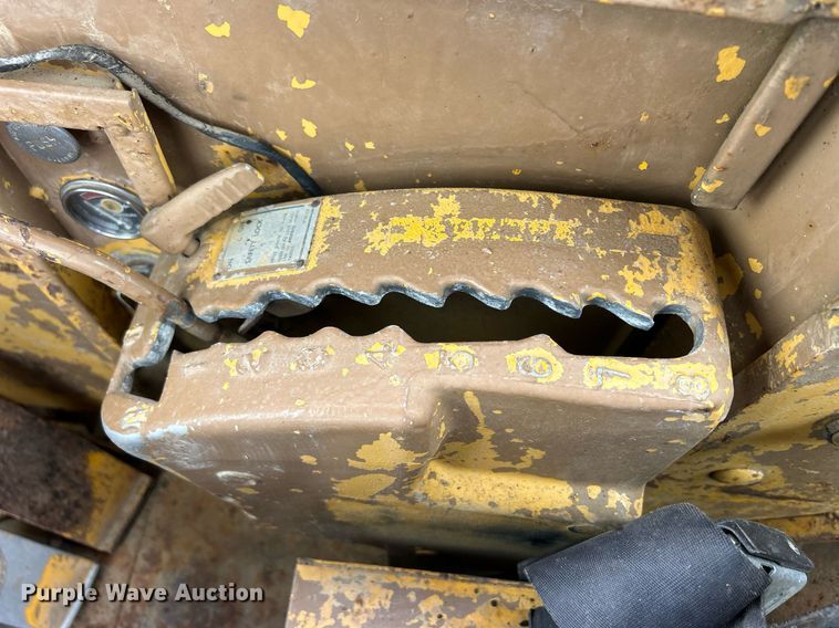 image for item DW2272 1973 Caterpillar  627 conventional scraper 