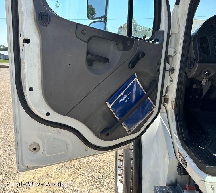 image for item DX1029 2015 Freightliner Business Class M2 bucket truck