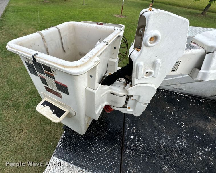 image for item DX1073 2012 Ford F550 Super Duty XL bucket truck