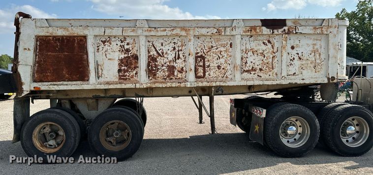 image for item DX1098 1972 Heil end dump trailer