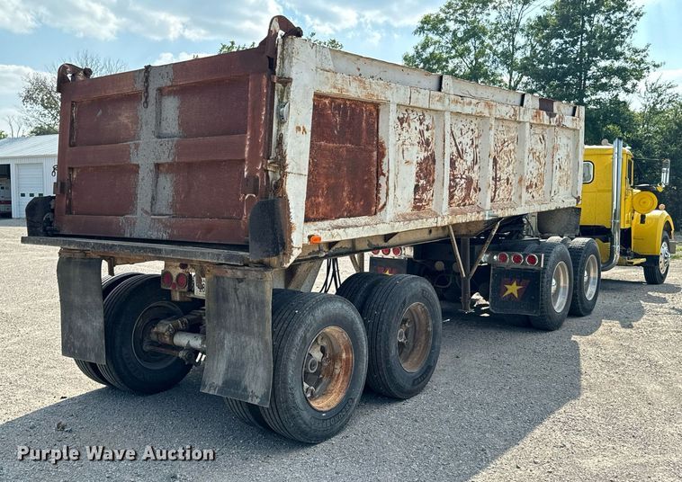 image for item DX1098 1972 Heil end dump trailer