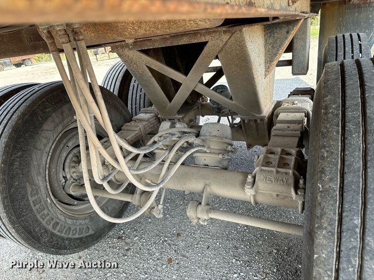 image for item DX1098 1972 Heil end dump trailer