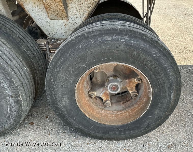 image for item DX1098 1972 Heil end dump trailer