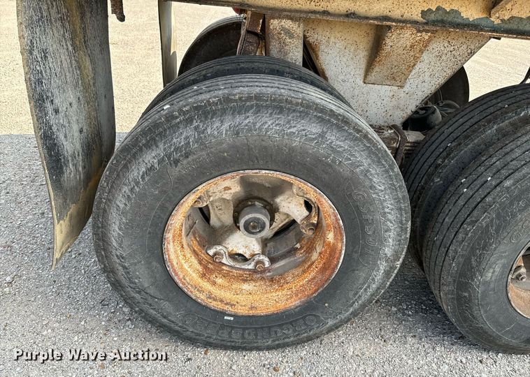 image for item DX1098 1972 Heil end dump trailer