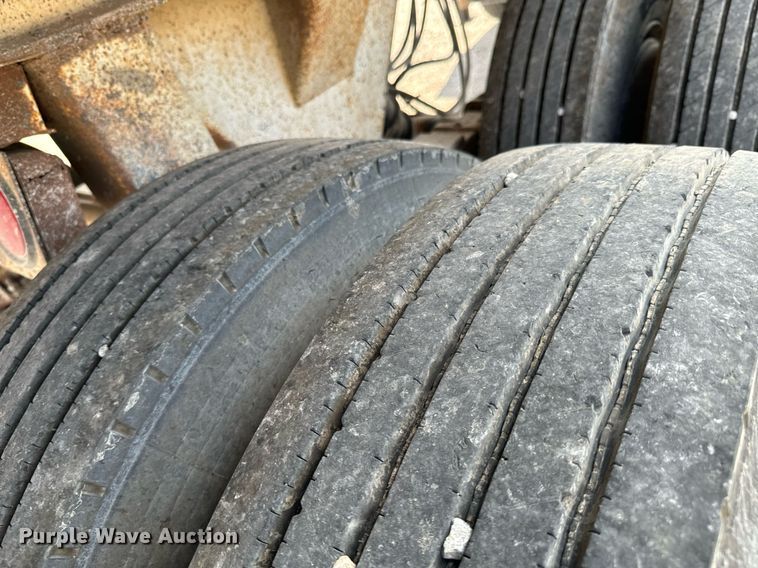 image for item DX1098 1972 Heil end dump trailer