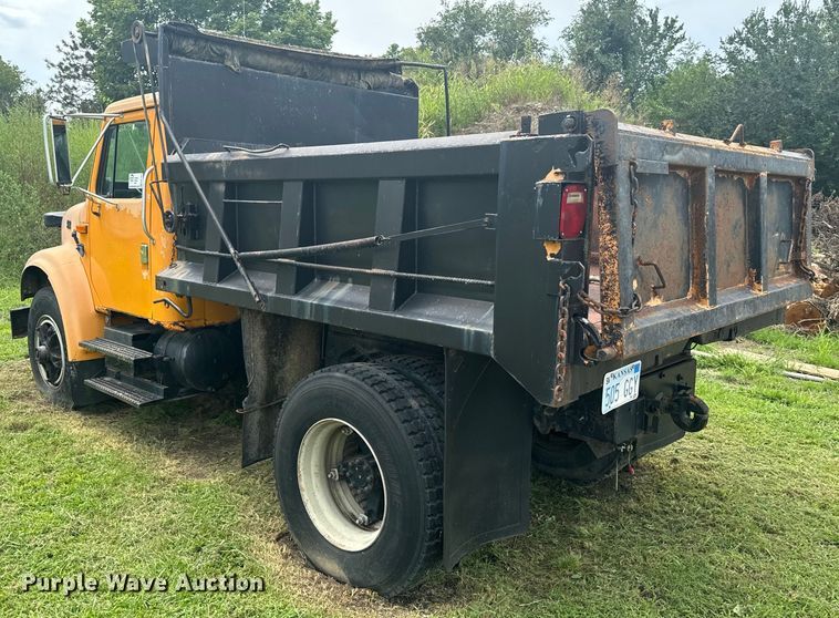 image for item EE7493 1995 International  4900 dump truck