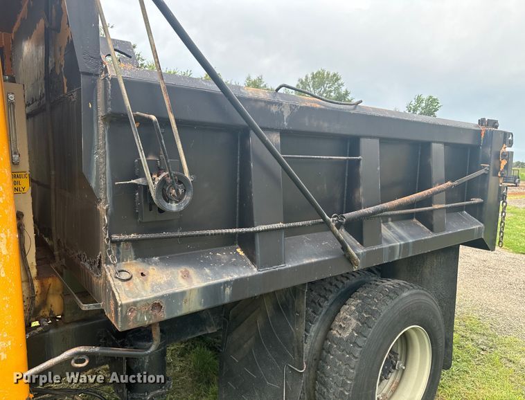 image for item EE7493 1995 International  4900 dump truck