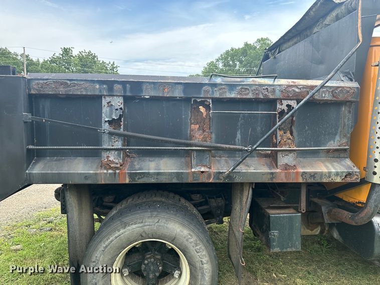 image for item EE7493 1995 International  4900 dump truck