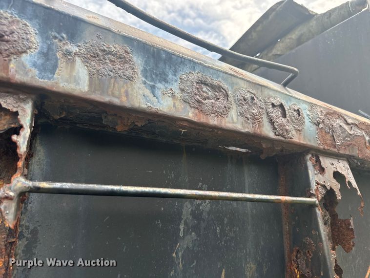 image for item EE7493 1995 International  4900 dump truck