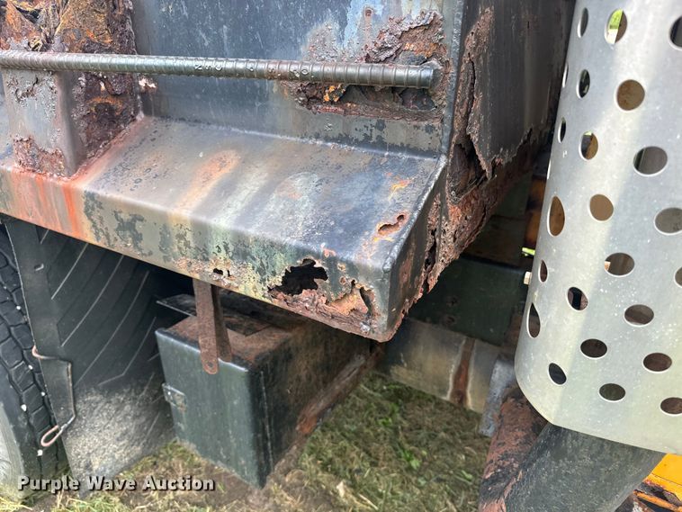 image for item EE7493 1995 International  4900 dump truck