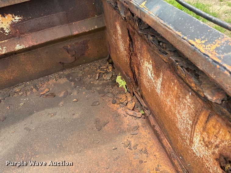 image for item EE7493 1995 International  4900 dump truck