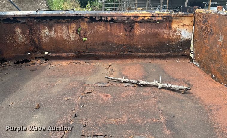 image for item EE7493 1995 International  4900 dump truck