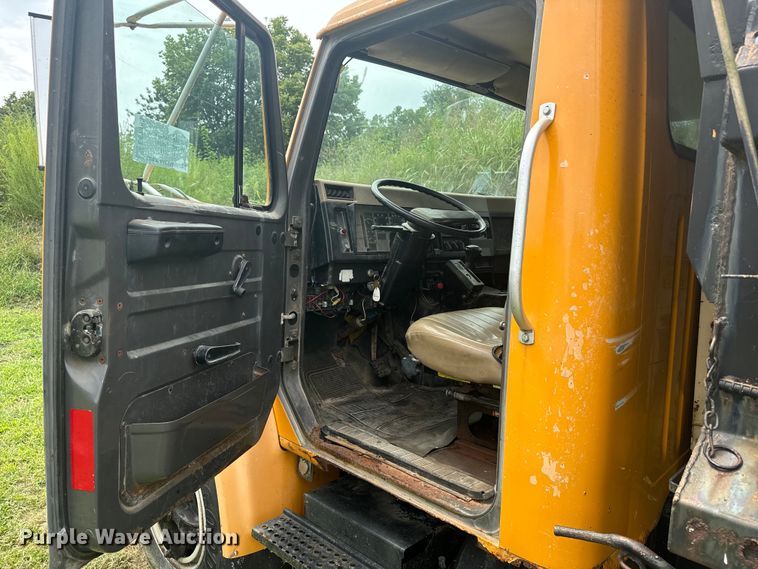 image for item EE7493 1995 International  4900 dump truck