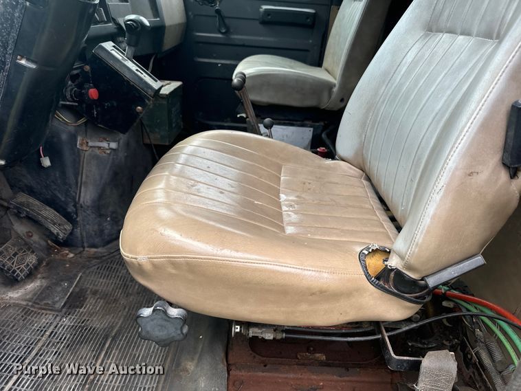 image for item EE7493 1995 International  4900 dump truck