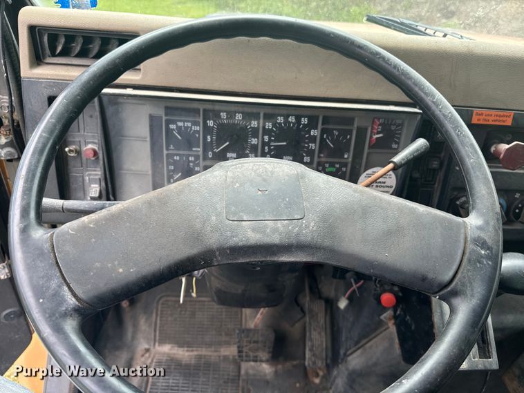 image for item EE7493 1995 International  4900 dump truck