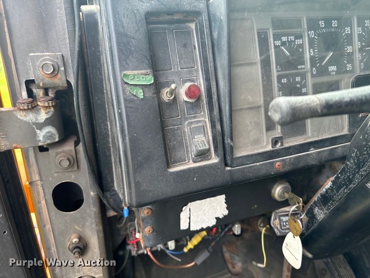 image for item EE7493 1995 International  4900 dump truck