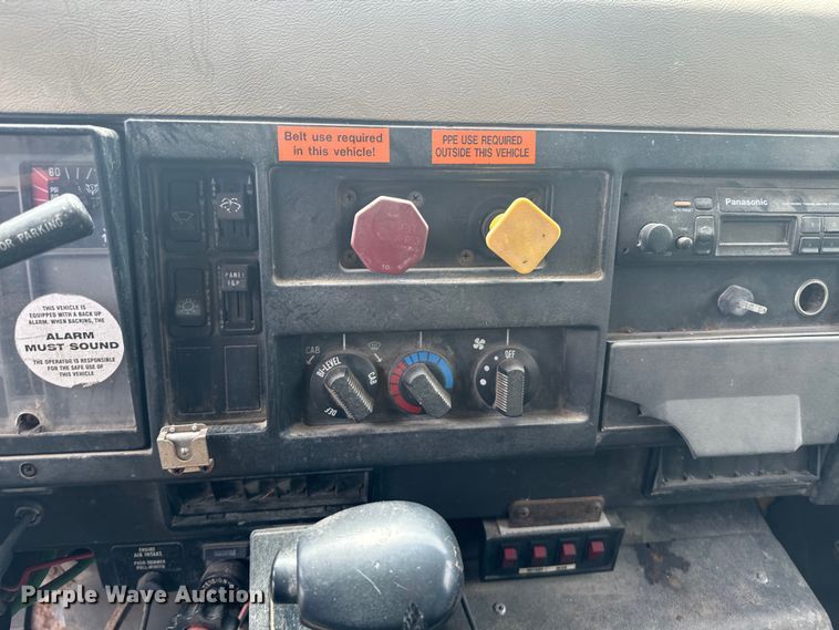 image for item EE7493 1995 International  4900 dump truck