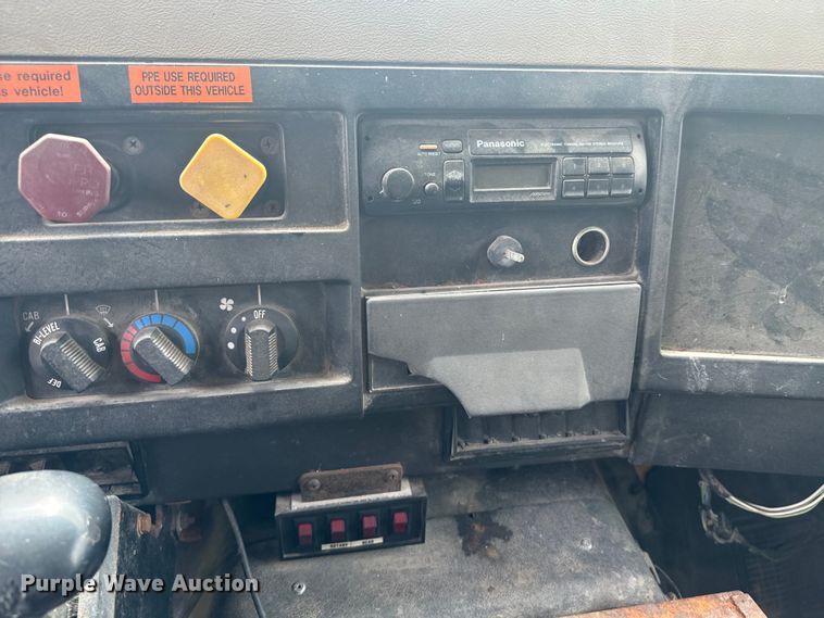 image for item EE7493 1995 International  4900 dump truck