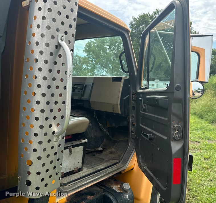 image for item EE7493 1995 International  4900 dump truck