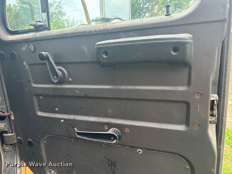 image for item EE7493 1995 International  4900 dump truck