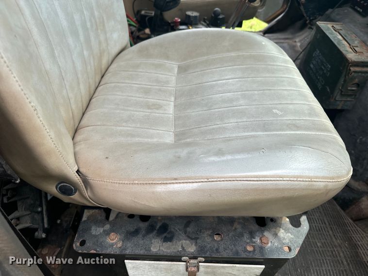 image for item EE7493 1995 International  4900 dump truck