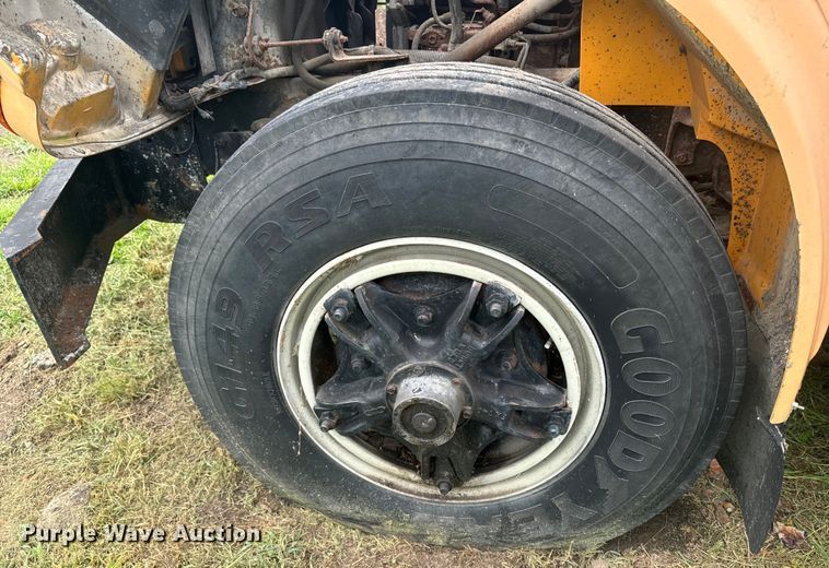 image for item EE7493 1995 International  4900 dump truck